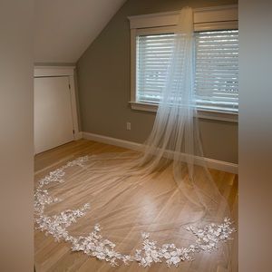 Cathedral wedding veil -  Ivory. Never worn